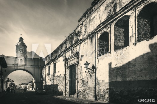 Image de Vintage look of Santa Catalina Arch with a heritage ruin on the right and Agua Volcano in the background